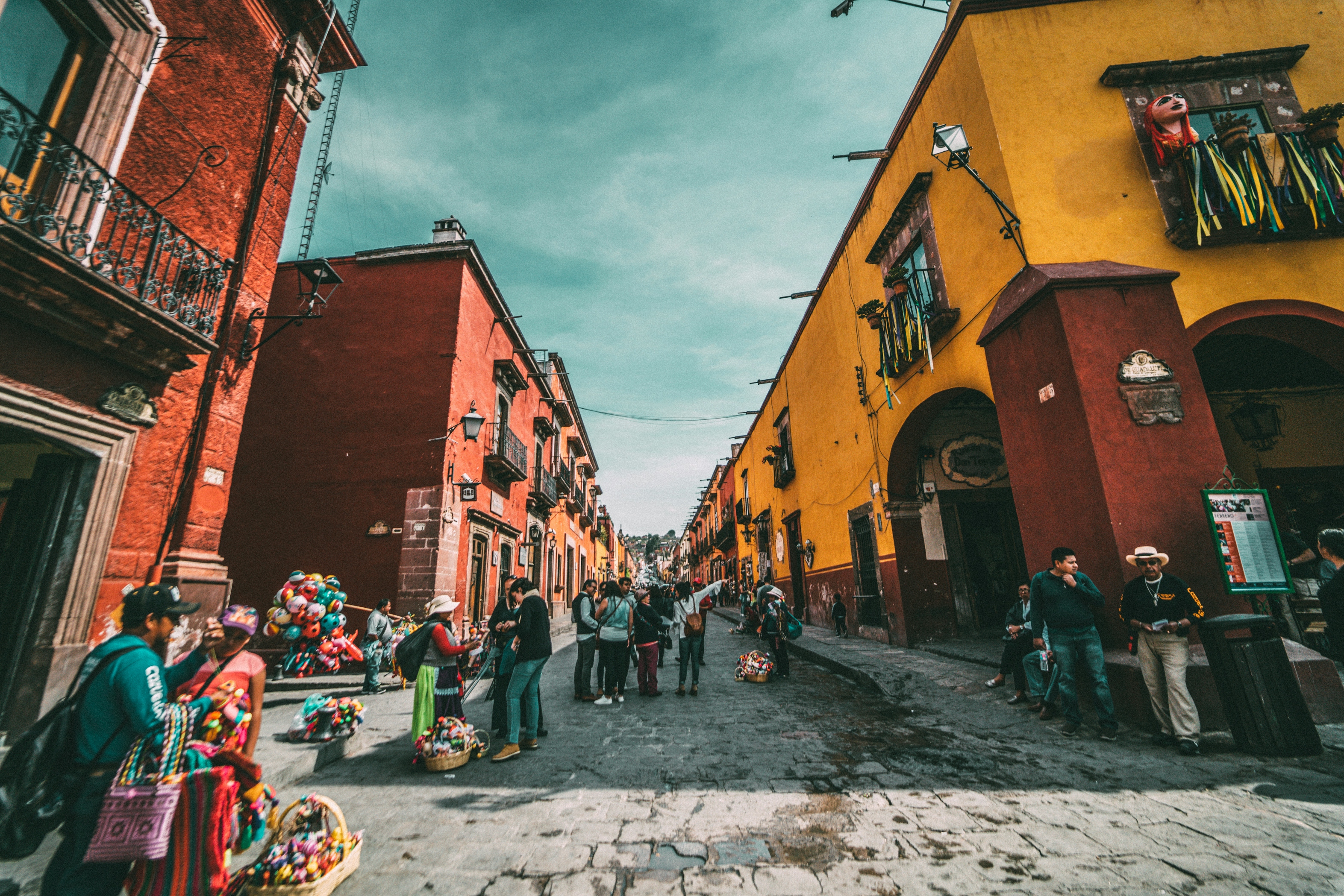 una coloratissima strada del Messico alla luce del giorno