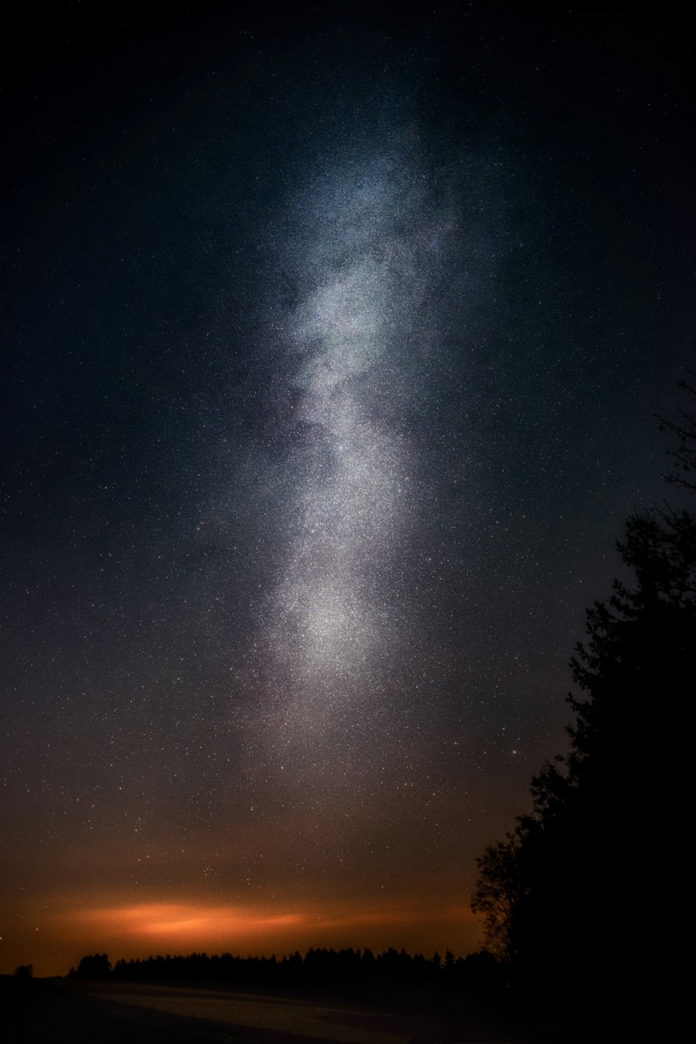 weißer und schwarzer Himmel