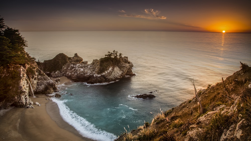 body of water splashing on rocks