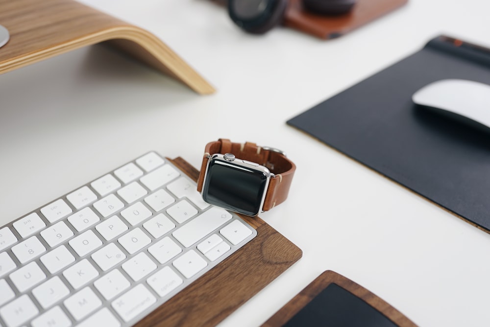 silbernes Aluminiumgehäuse Apple Watch auf Apple Magic Tastatur