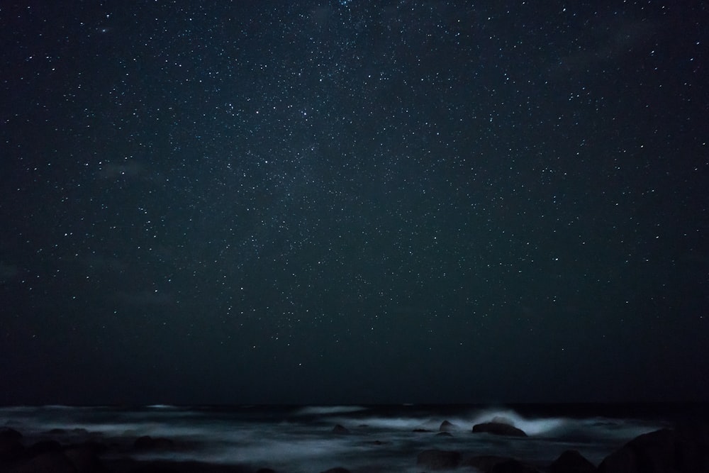 olas del mar bajo la noche estrellada