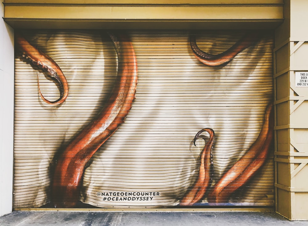 Puerta de persiana impresa con tentáculos de pulpo rojos y blancos