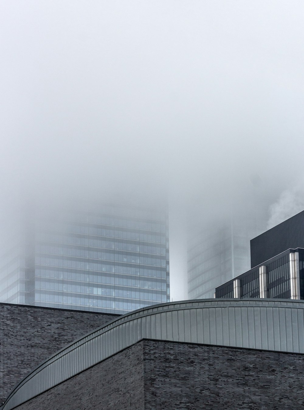 雲に囲まれた建物のローアングル撮影