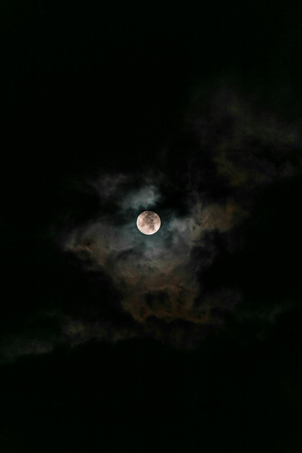 夜の雲に覆われた月