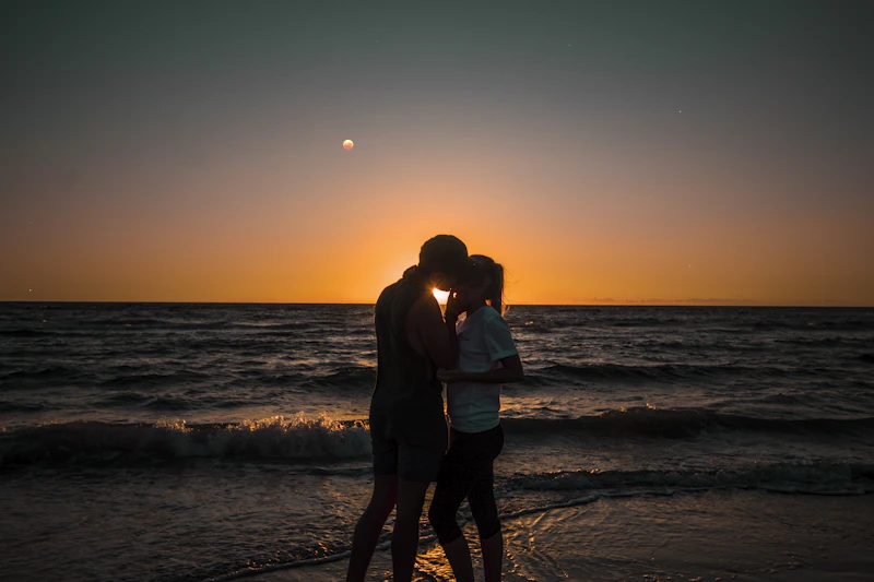 couple kissing by the seashore