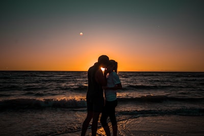 couple kissing beside seashore perfect teams background