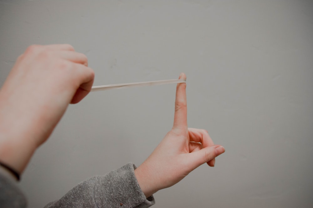 person holding rubberband