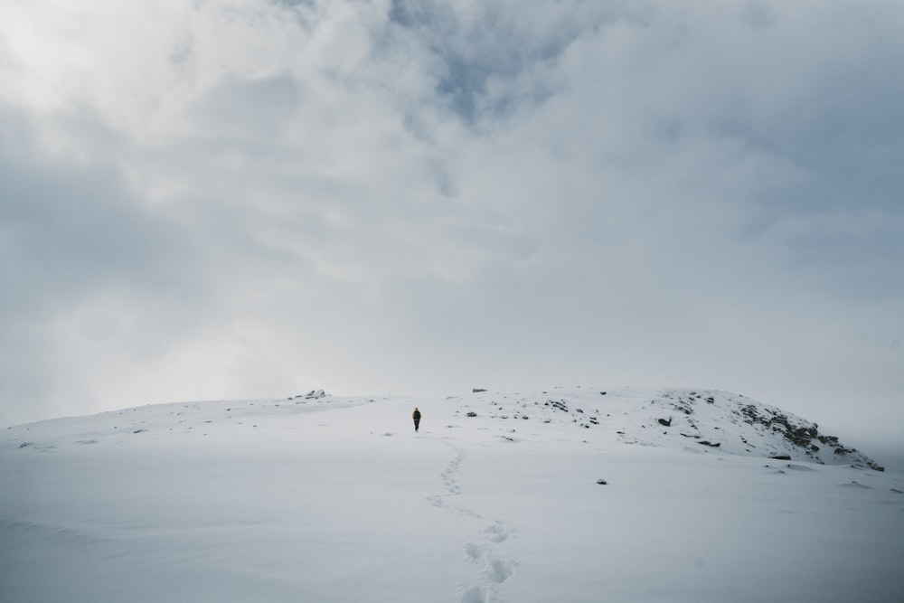 겨울철에 산을 걷는 사람