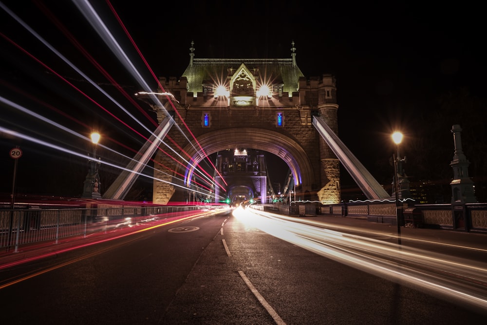 Zeitrafferaufnahme einer Hängebrücke bei Nacht