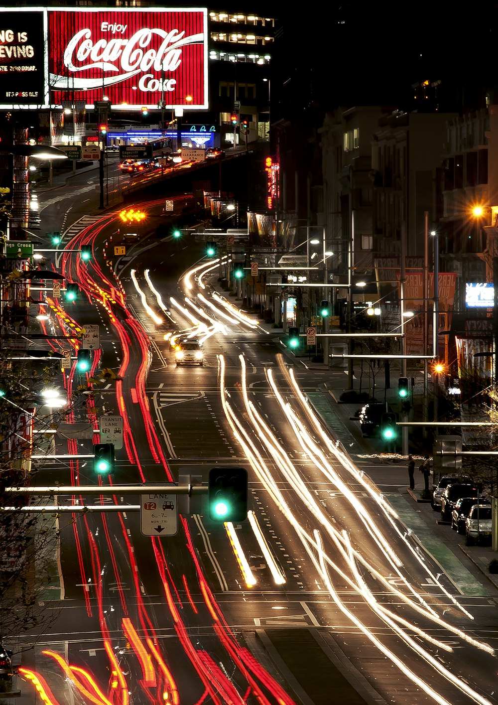 Fotografía time-lapse de las luces de la ciudad por la noche