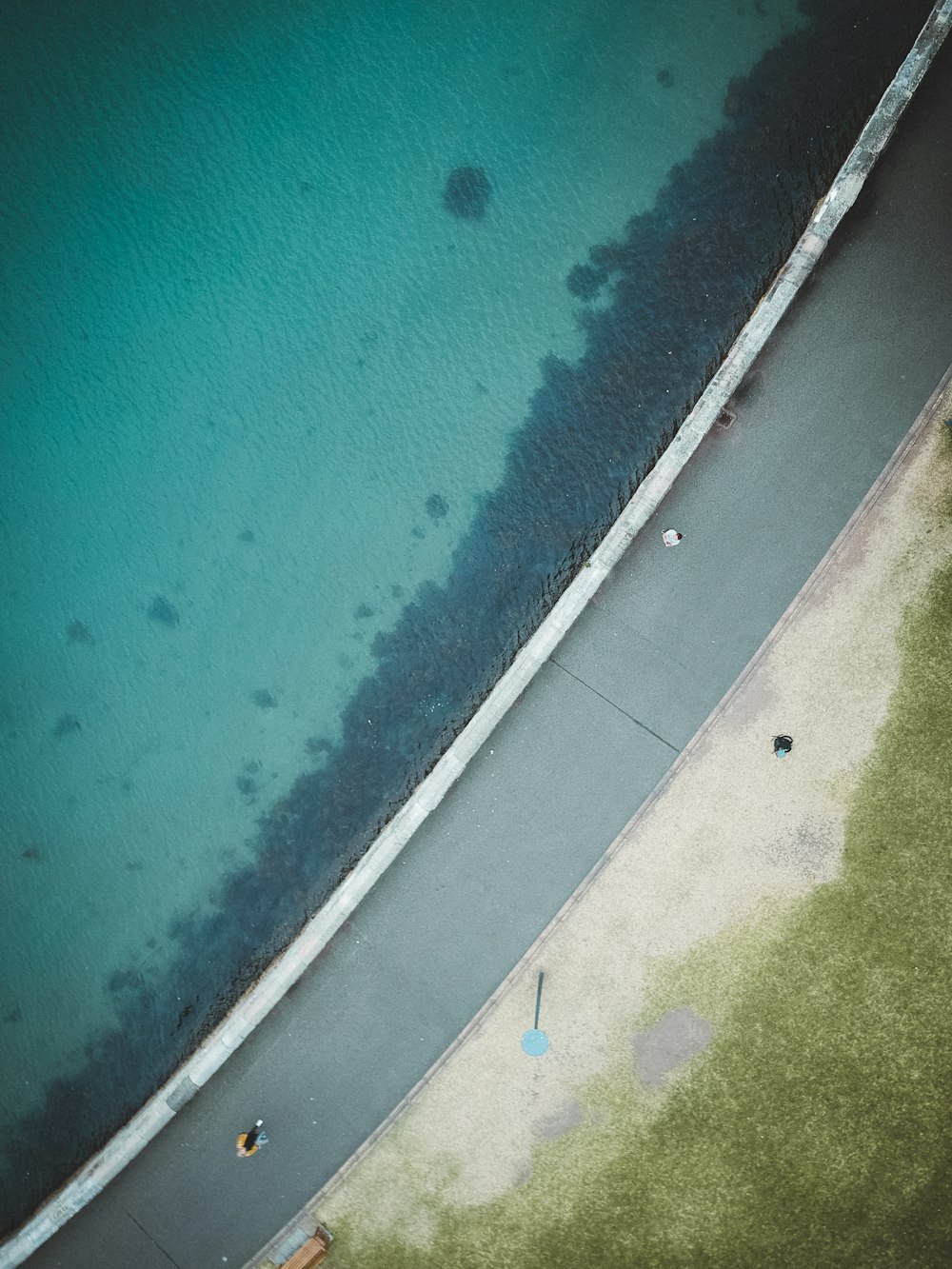 Veduta aerea della strada asfaltata accanto allo specchio d'acqua