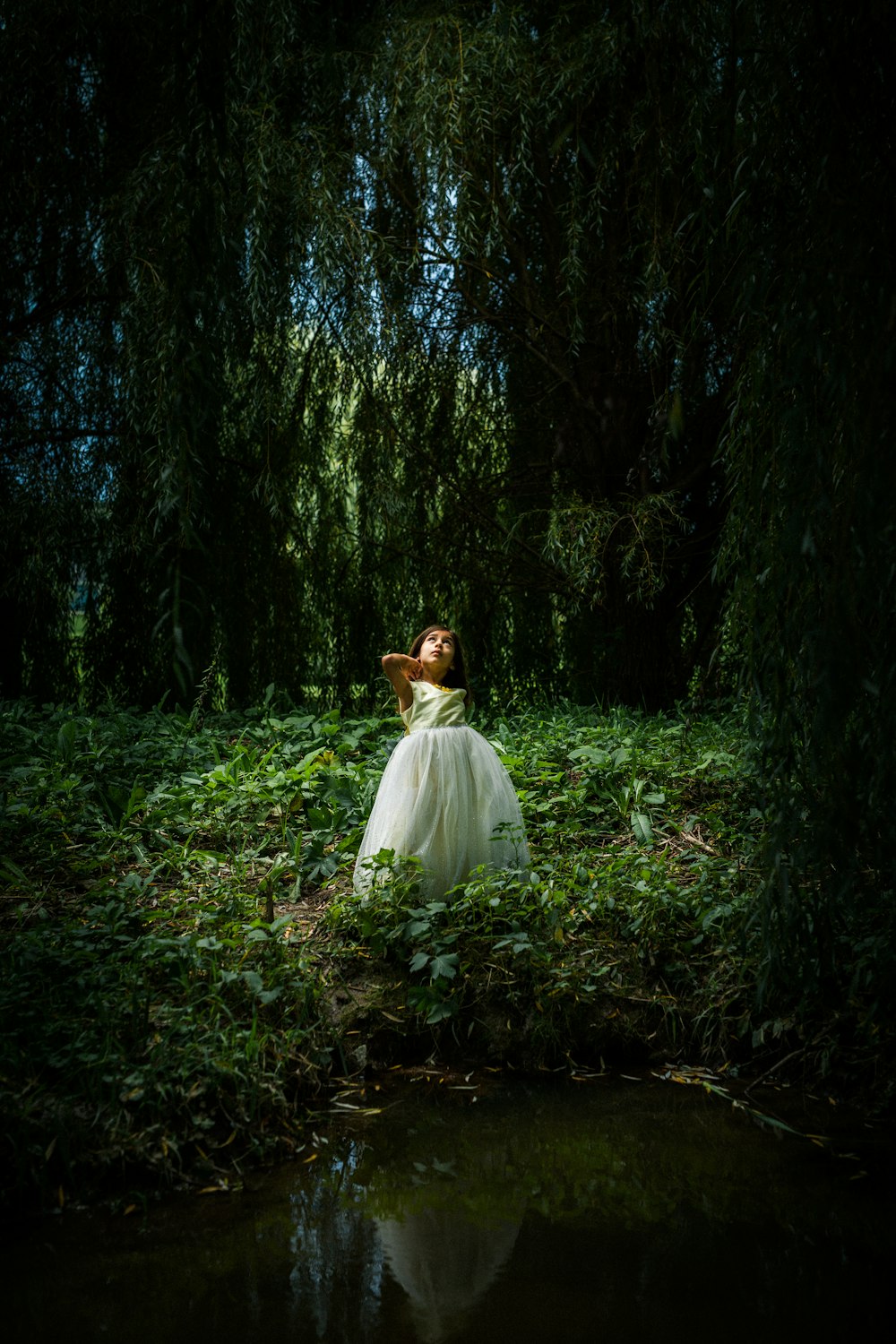 Mujer en el bosque con vestido blanco