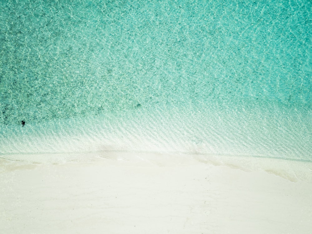 Vista aérea de la playa de arena blanca