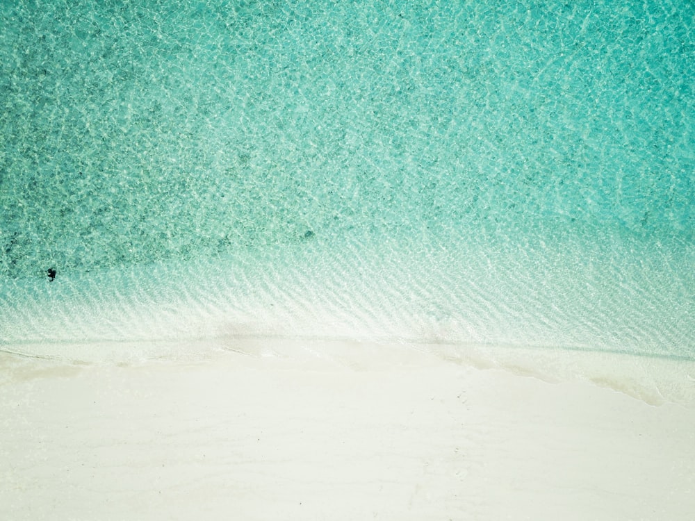 Vue aérienne de la plage de sable blanc