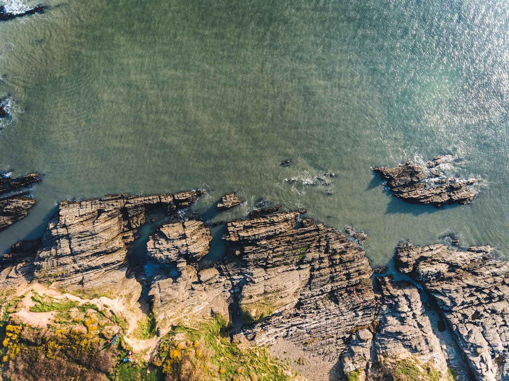 낮 동안 Rocky Shore의 항공 사진