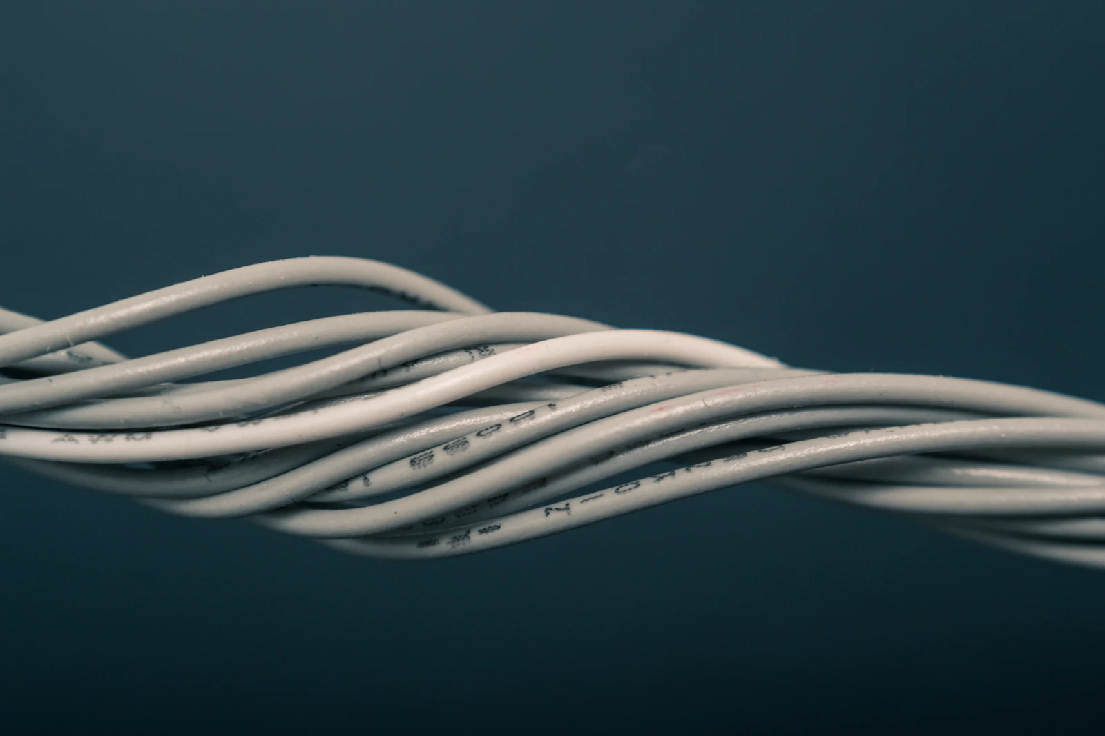 Technicien intervenant sur un raccordement fibre optique