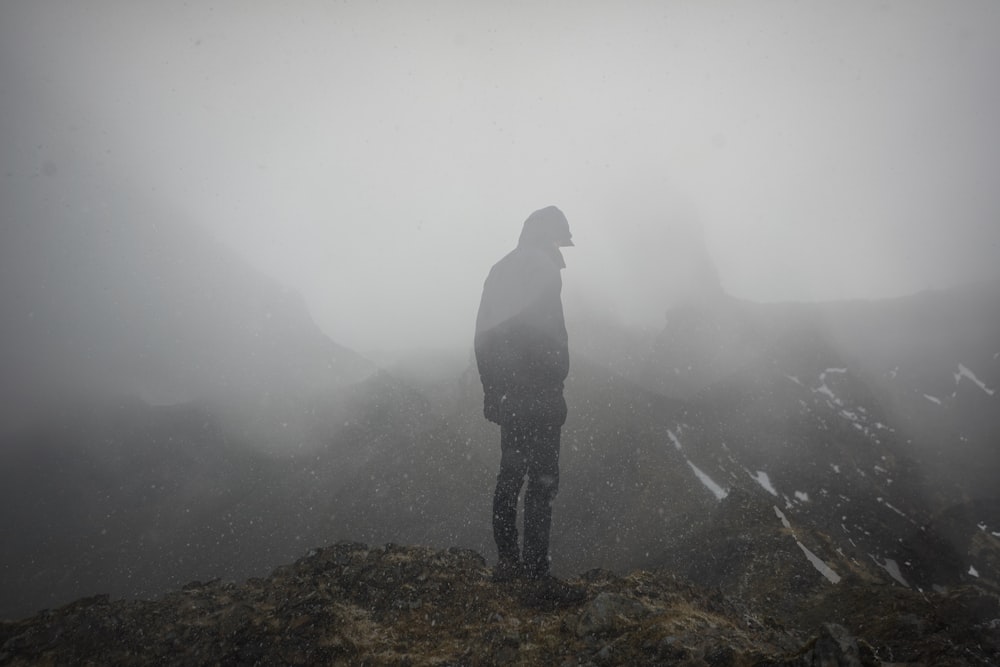 hombre de pie en la montaña de clip de tierra