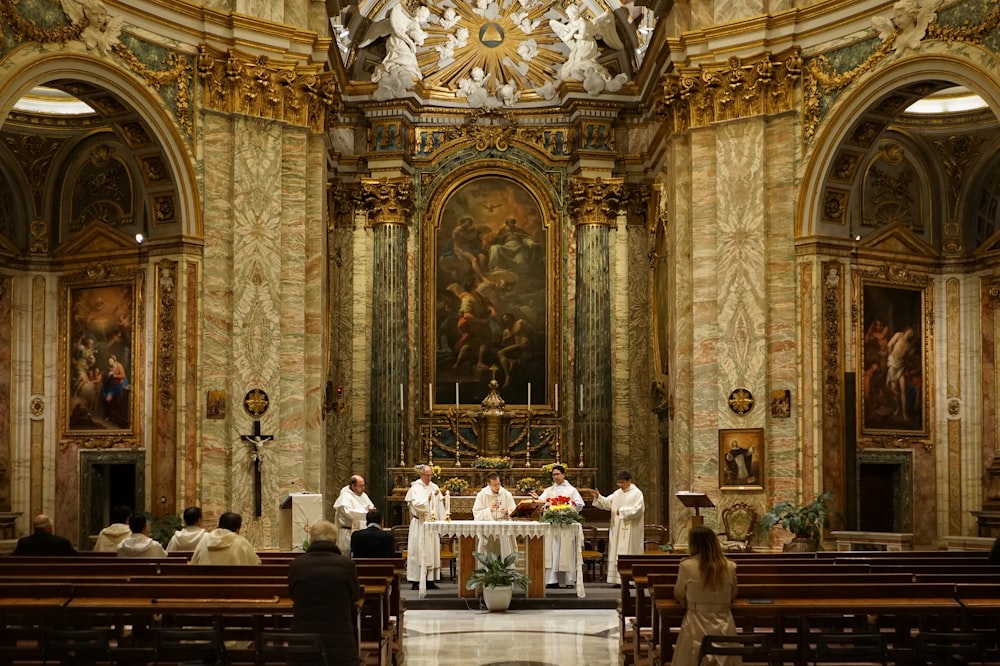 cinco sacerdotes dentro da catedral