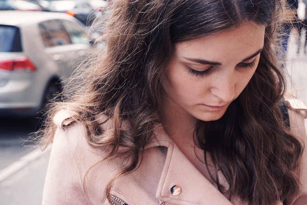 Une femme regarde son téléphone portable