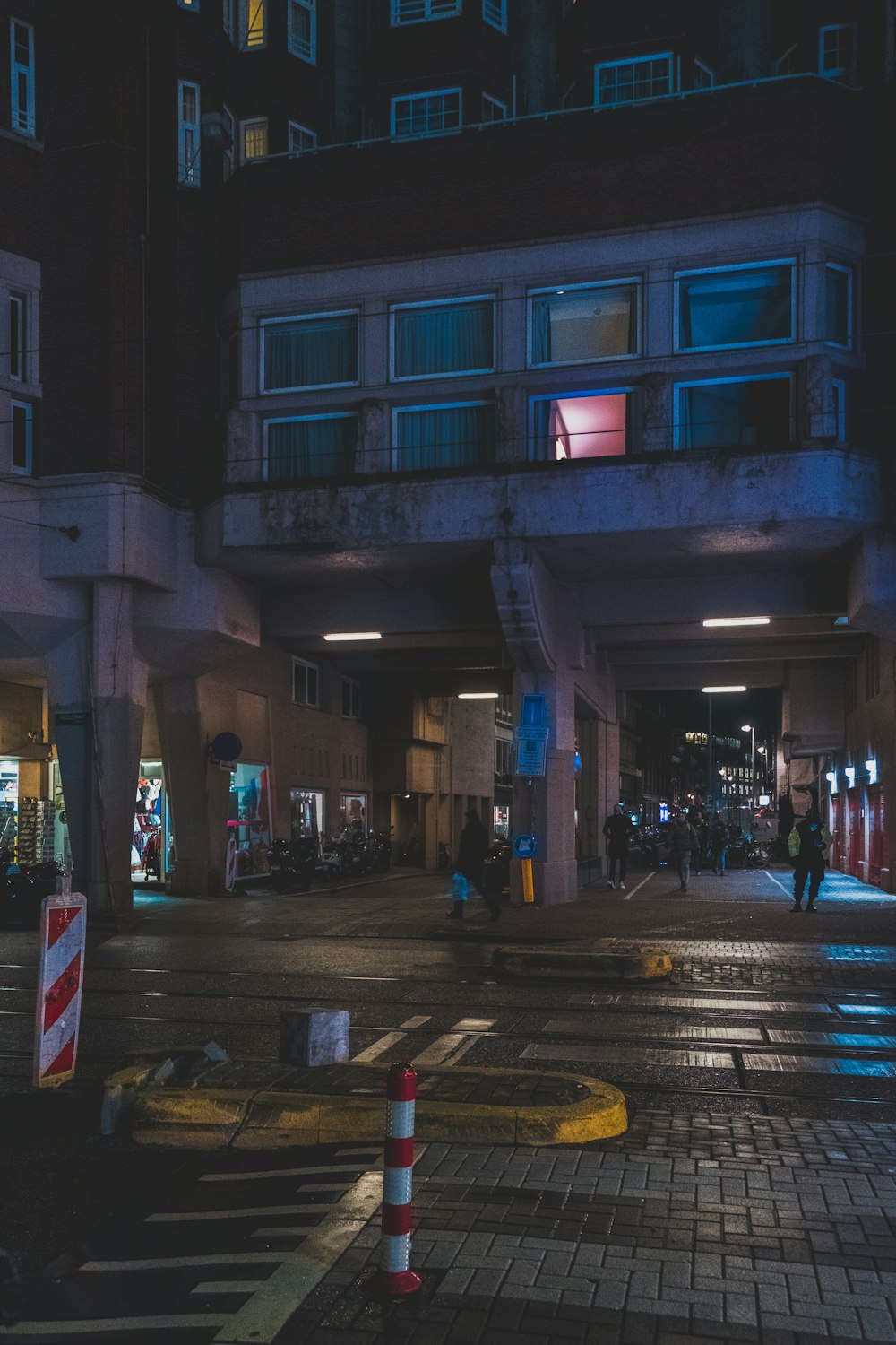 edifício pintado de branco tirado à noite