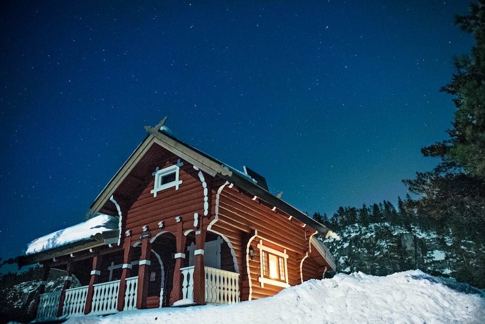雪に囲まれた木造住宅のローアングル撮影