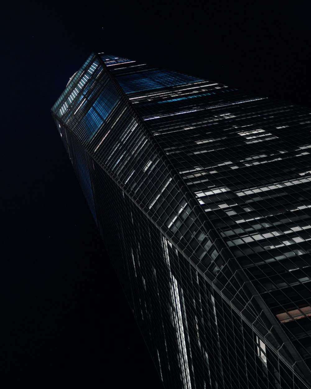 夜間の高層ビルのローアングル撮影