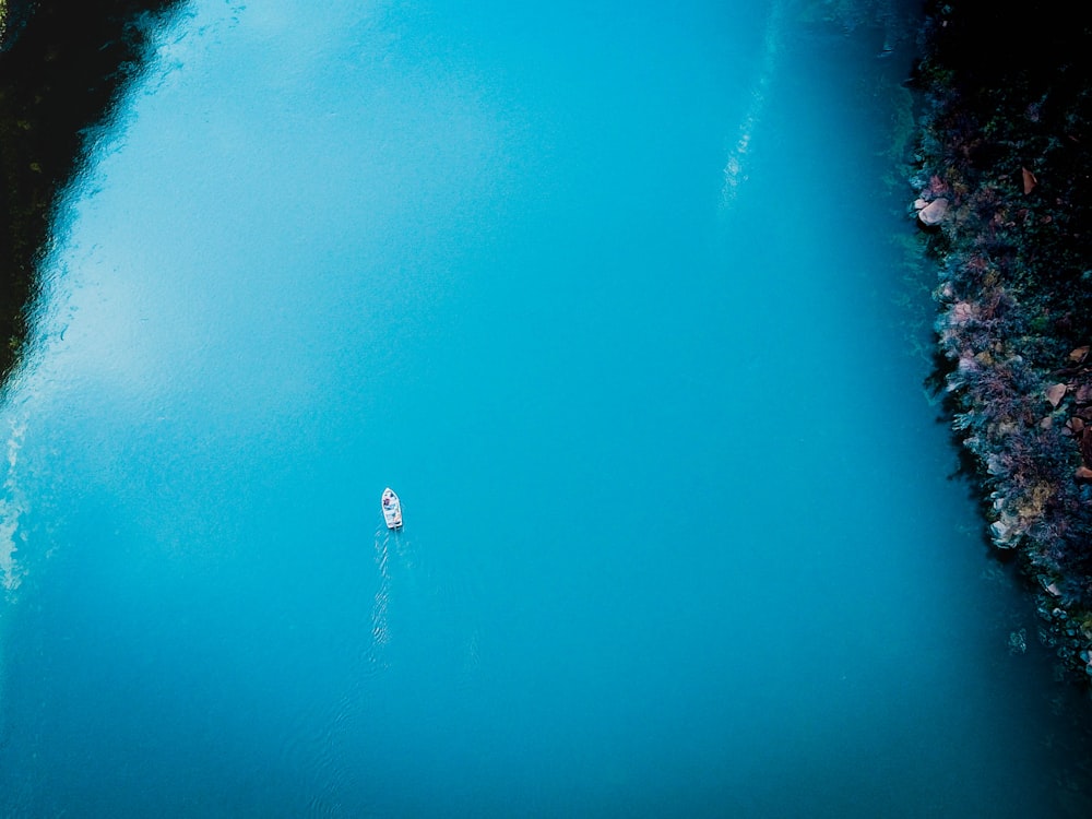Foto aérea de un barco navegando en el mar