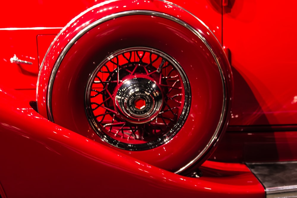Foto de un juego de ruedas y neumáticos de un vehículo rojo