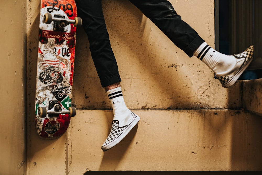 persona accanto allo skateboard