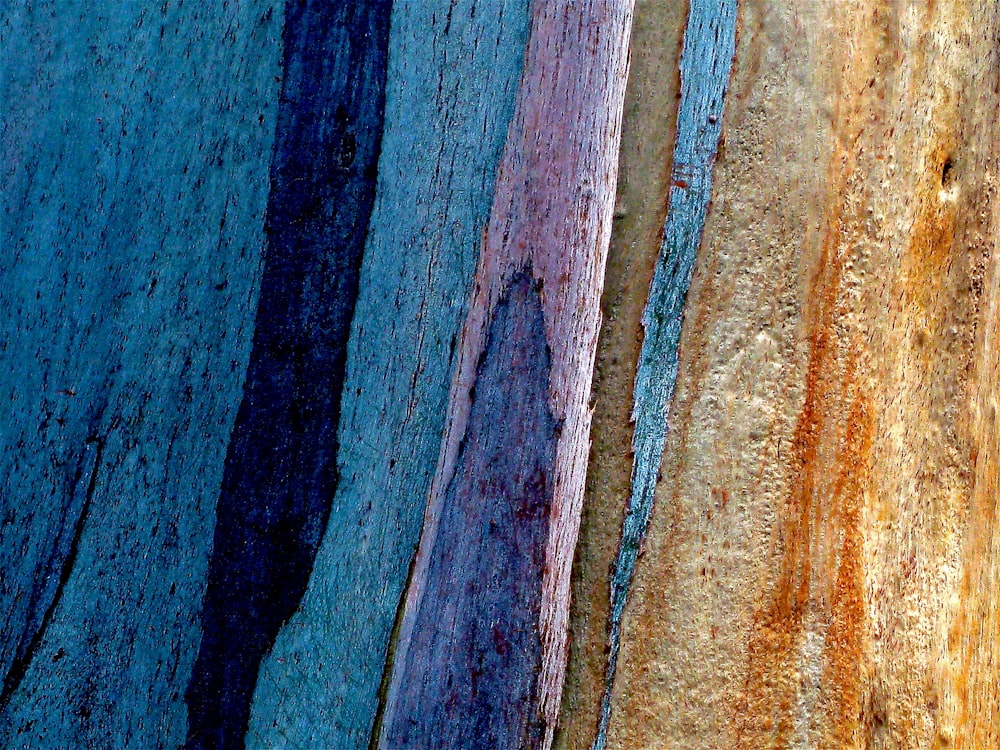 파란색과 갈색 페인트 표면