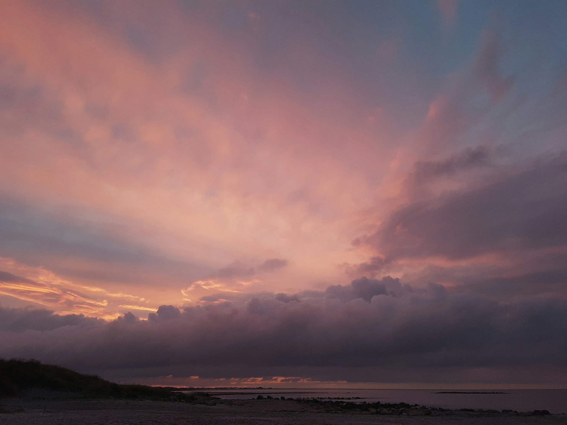 gray computer monitor