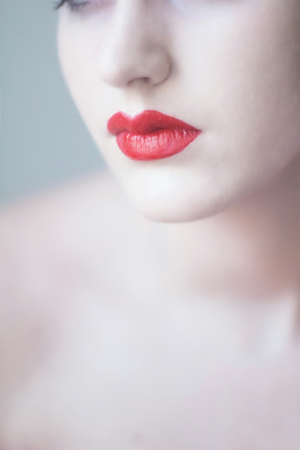 femme avec des rouges à lèvres orange