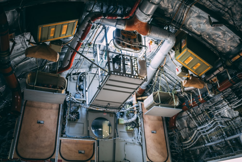 une vue aérienne d’un bâtiment avec un tas d’escaliers