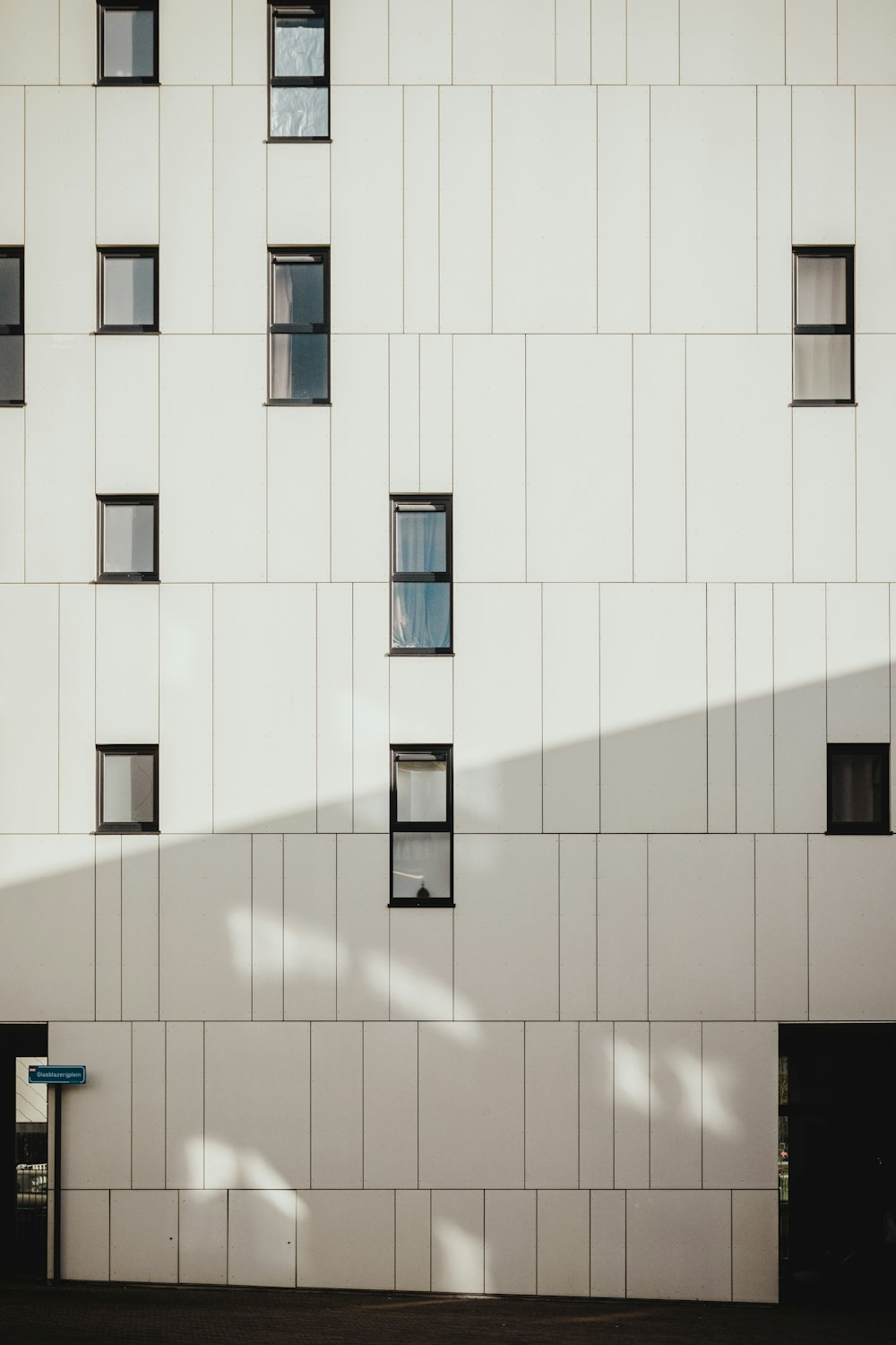 Foto di un edificio in cemento bianco durante il giorno