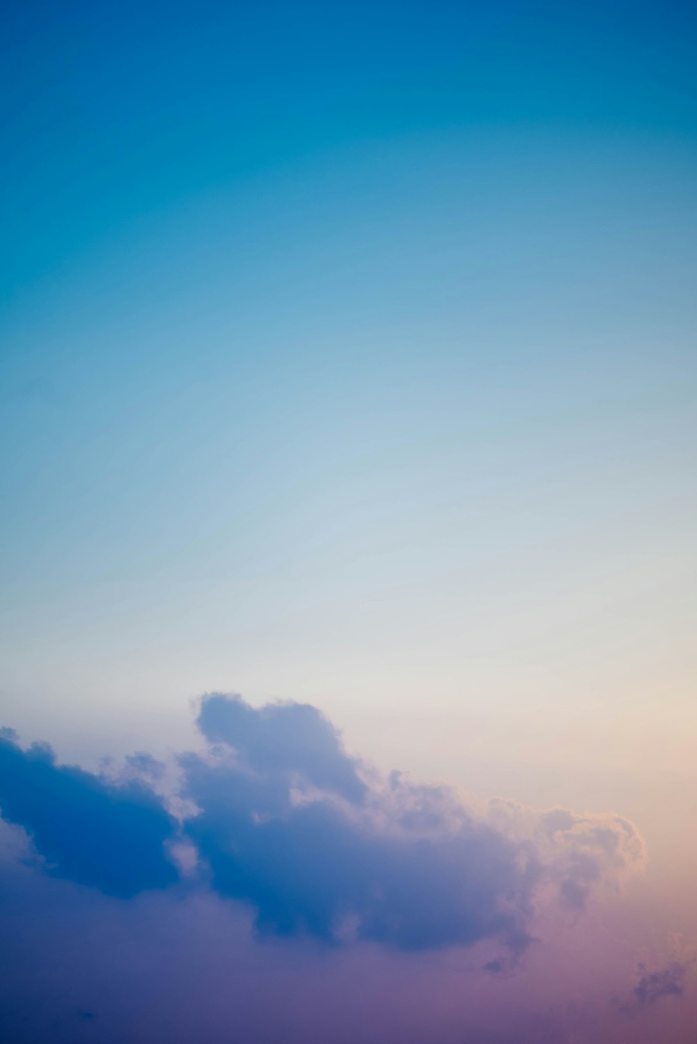 Blaugrün und weißer Himmel