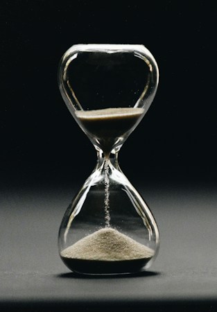 Clear hourglass with sand running, representing Las Vegas homes taking longer to sell in August 2026