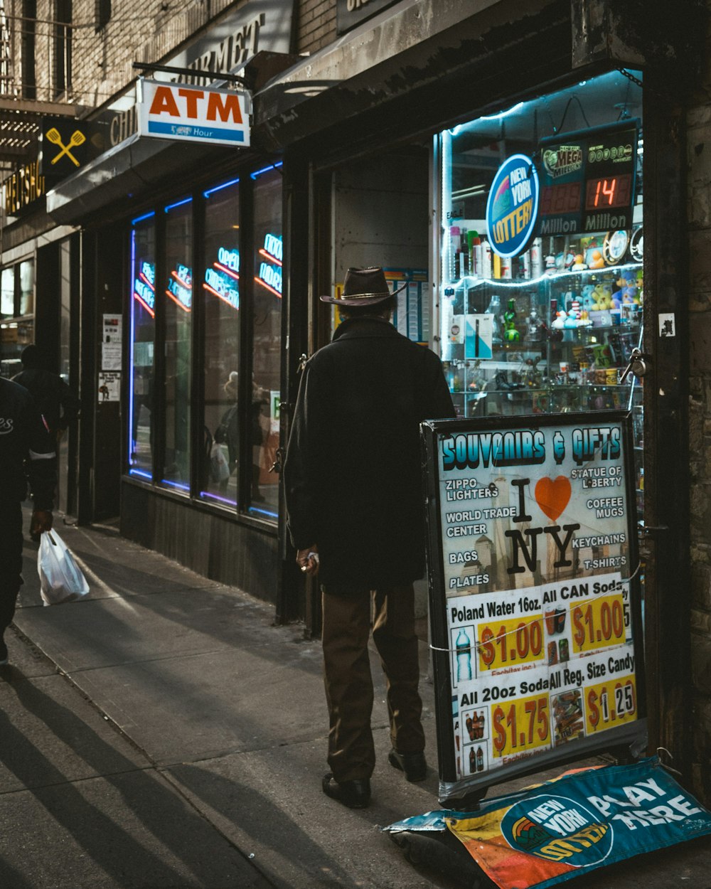 uomo in piedi vicino alla boutique