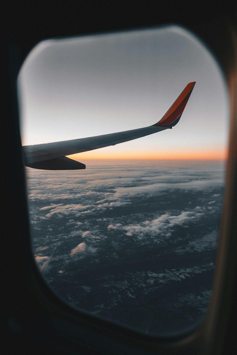 Vista das asas do avião da janela do avião