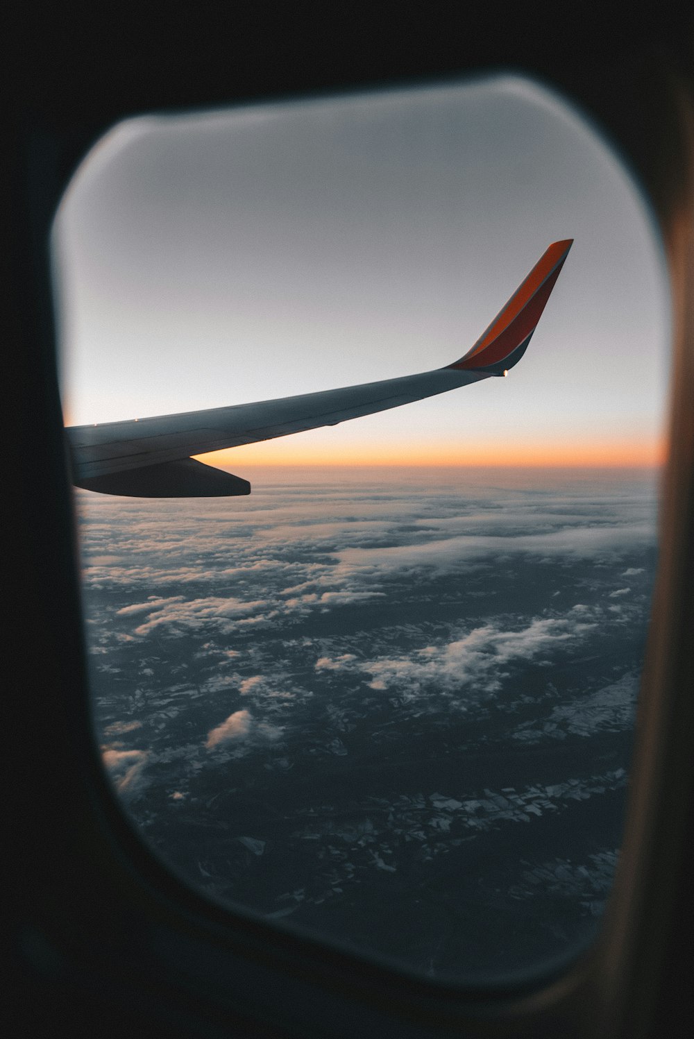 Vue des ailes de l’avion depuis le hublot de l’avion