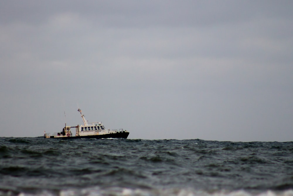 海上に浮かぶ白い漁船