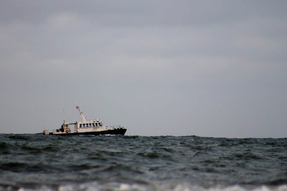 barco de pesca branco no mar