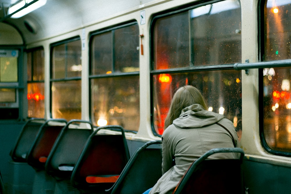 Mujer sentada dentro del autobús