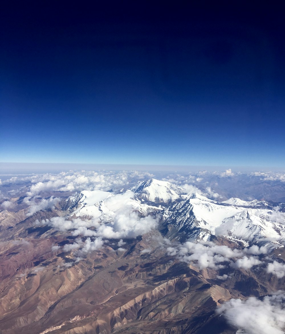낮에 산을 덮고 있는 눈의 항공 사진