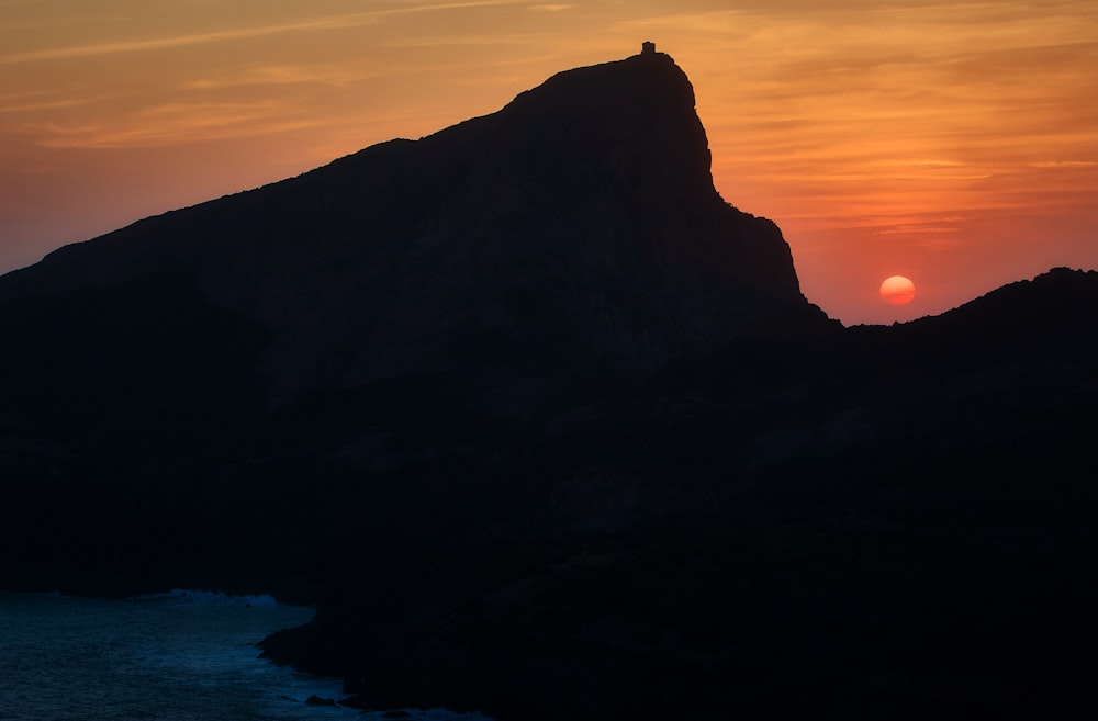 silhueta da montanha ao pôr do sol