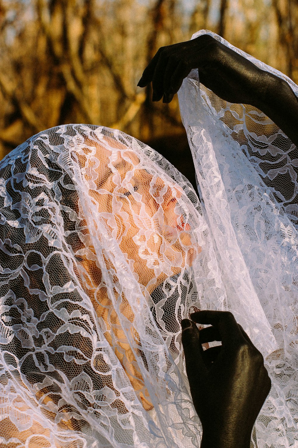 donna che indossa la pittura del velo di cerimonia nuziale