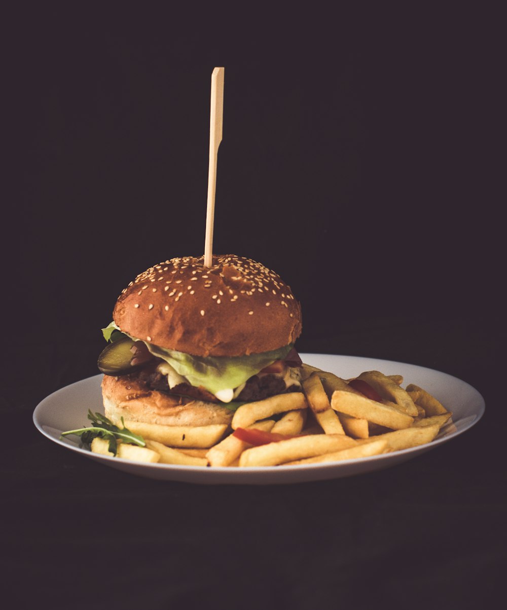 Pommes und Hamburger auf dem Teller