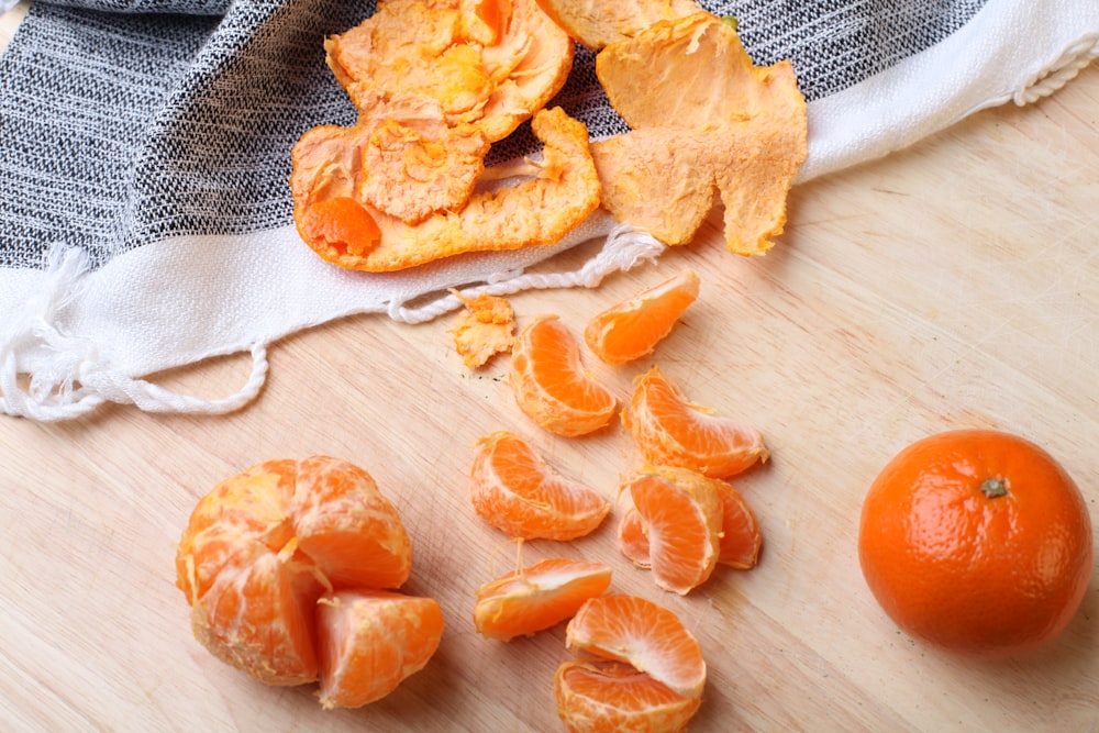 Photographie de mise au point d’un fruit orange pelé