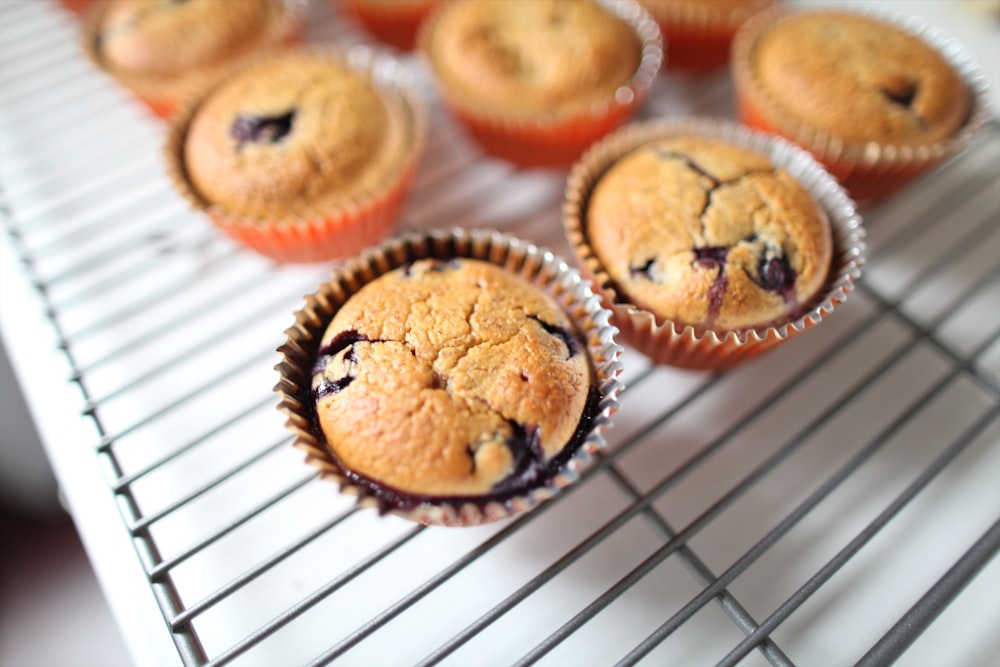 Fotografia de foco seletivo de cupcakes em cima da mesa branca