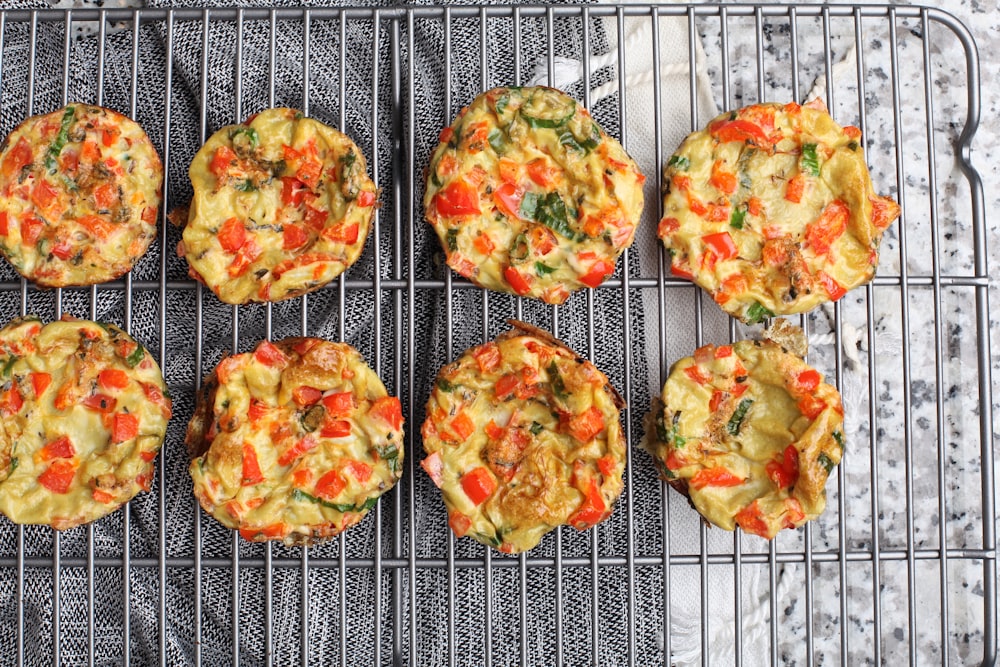 Galettes grillées avec garnitures à la tomate