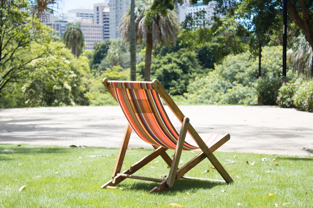 cadeira de sol dobrável laranja e marrom durante o dia